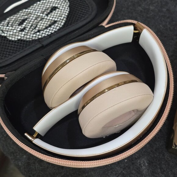 Beats Solo3 ✦ Rose Gold Wireless Headphones ✦ Limited Edition w/ Case EUC - Picture 1 of 17